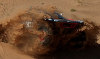 Stéphane Peterhansel, del equipo Audi Sport, y su copiloto Edouard Boulanger, en acción durante la etapa 3