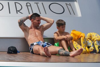 Leo Messi junto a su