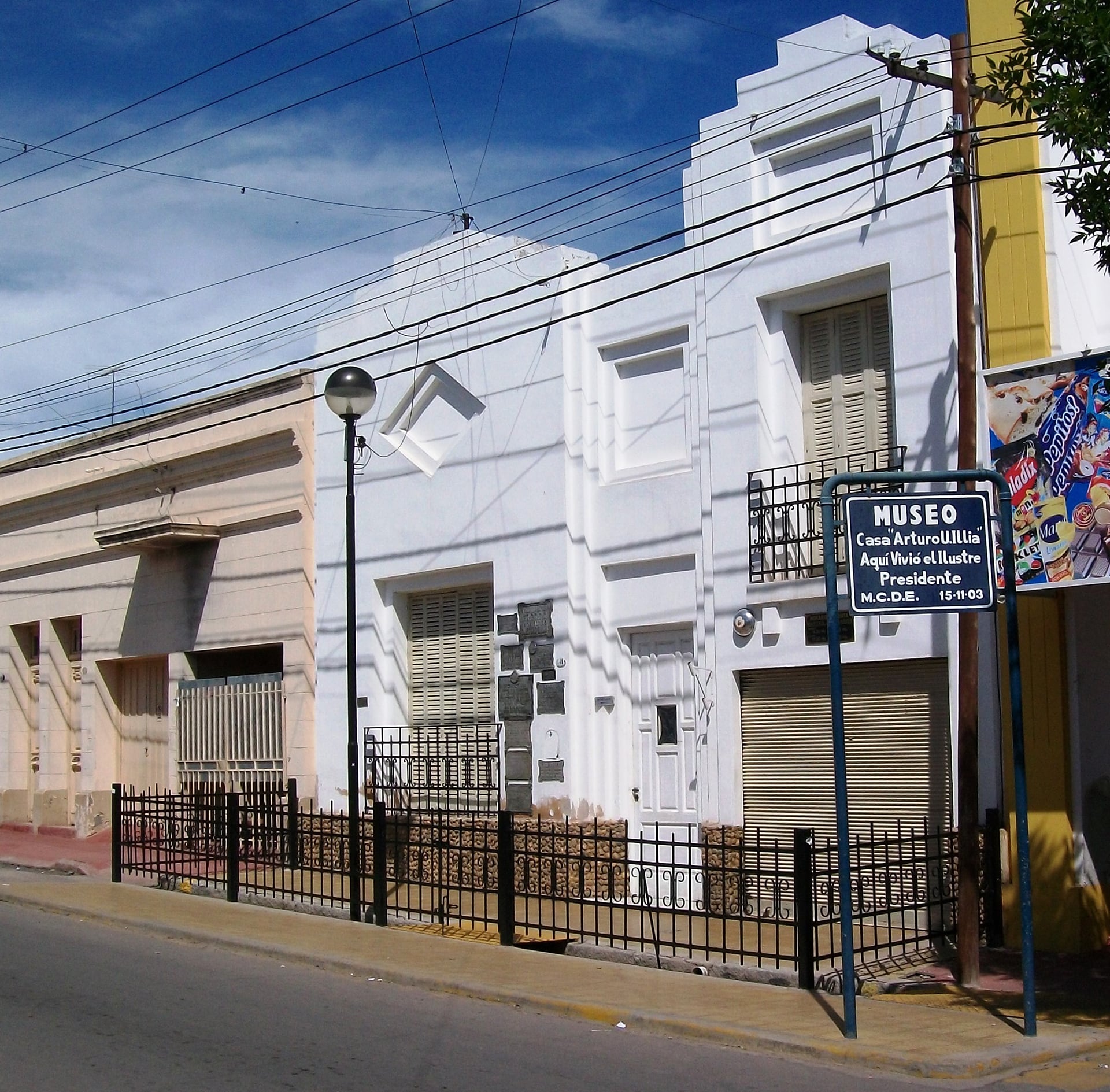 Casa donde vivió Illia en Avellaneda 181, Cruz del Eje, Córdoba. Los mismos vecinos se la regalaron en 1947