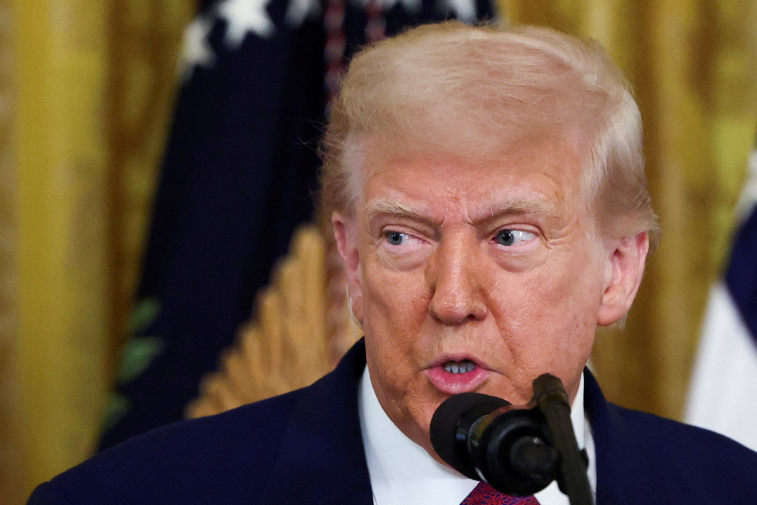 Trump señaló que las políticas migratorias agresivas están dañando industrias críticas y la economía nacional. (REUTERS/Evelyn Hockstein/File Photo)