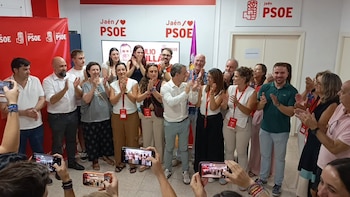 26/09/2026 El secretario general del PSOE de Jaén y alcalde de la capital, Julio Millán, tras ser reelegido como candidato a la Alcaldía..
El secretario general del PSOE de la capital y alcalde de Jaén, Julio Millán, ha sido reelegido candidato a la Alcaldía de la capital jiennense con el 70 por ciento de los votos de la militancia en un proceso de primarias abierto por él mismo tras renunciar a la designación automática que como alcalde le asistía.
ANDALUCÍA ESPAÑA EUROPA JAÉN POLÍTICA
PSOE DE JAÉN