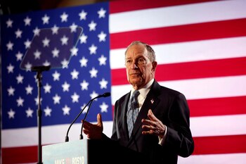 Michael Bloomberg habla durante un