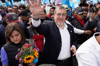 ARCHIVO - El presidente electo Bernardo Arévalo saluda a la cabeza de una marcha contra la interferencias gubernamentales en las elecciones que ganó en agosto, en Ciudad de Guatemala, el 7 de diciembre de 2023. La inminente toma de posesión de Arévalo el domingo 14 de enero y las acciones judiciales contra el proceso judicial han sido un tema recurrente de los hogares guatemaltecos, en un reflejo del despertar político de la población contra la corrupción y la impunidad. (AP Foto/Moisés Castillo, Archivo)