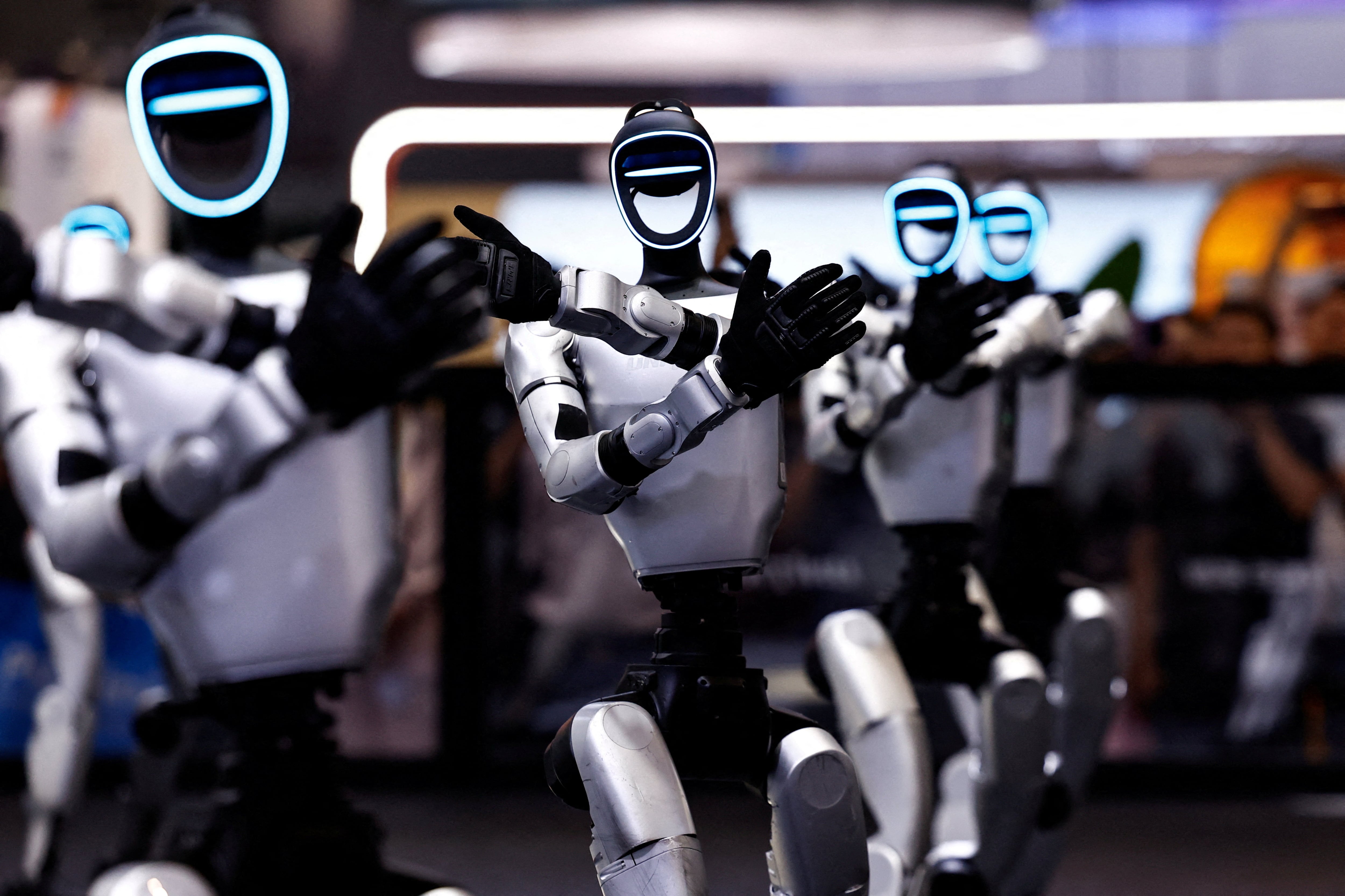 Gates propuso gravar los “tokens de IA” y los robots porque hoy el sistema tributario incentiva reemplazar personas por máquinas. REUTERS/Tingshu Wang To Match Special Report CHINA-TECH/ROBOT