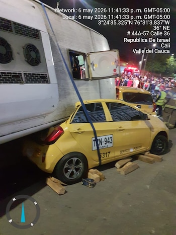 Siete personas resultaron heridas en el choque múltiple que involucró a un bus del MIO, una buseta y tres taxis en Cali - crédito Bomberos Cali