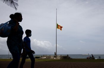 La bandera nacional de Sri Lanka ondea a media asta en la plaza de la bandera de Galle Face tras la muerte de la reina Isabel (REUTERS/ Dinuka Liyanawatte)