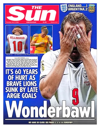 Portada del periódico The Sun con un futbolista cubriéndose el rostro. Pequeñas fotos de Jude Bellingham y Jordan Pickford. Marcador: Inglaterra 1, Argentina 2