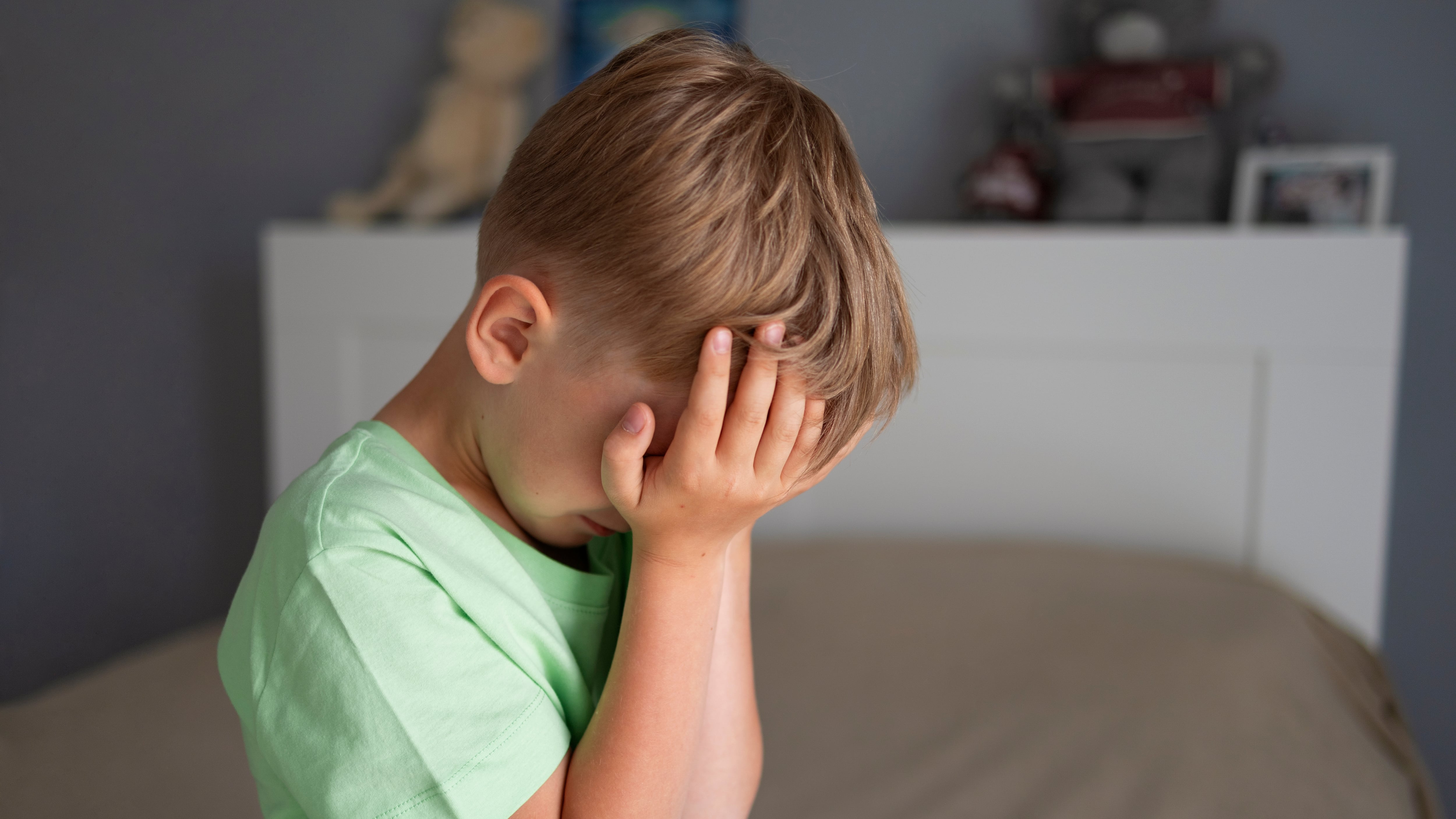 La baja autoestima en la infancia se asocia con inseguridad, dificultades para expresar emociones y menor iniciativa en el ámbito social y académico (Freepik)