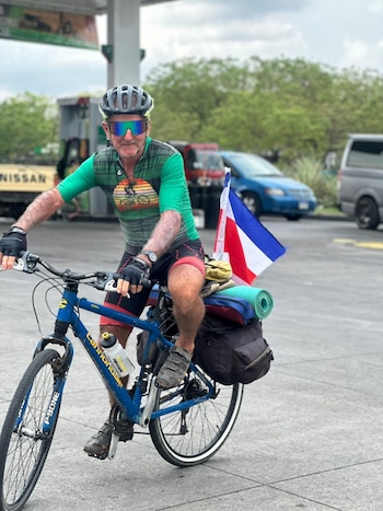 Marco Luis Benavides Segura, conocido como Makey, partió desde Costa Rica rumbo al Mundial 2026 en México, cumpliendo su cuarta travesía mundialista en bicicleta. (Cortesía: Canal 15 El Zamorano)