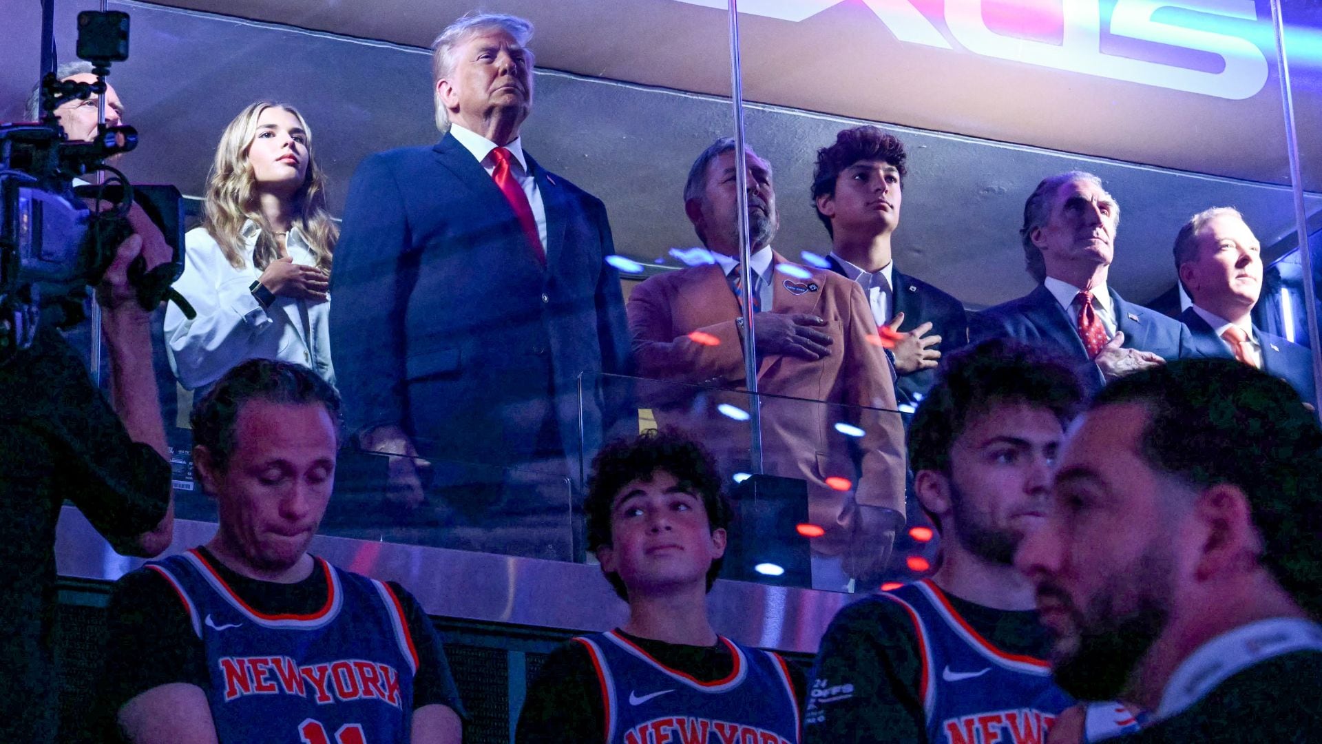 Captan a Héctor Contreras, titular del SAT Quintana Roo, en zona VIP de partido de la NBA junto a Trump