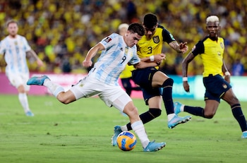 Julián Álvarez remata ante la