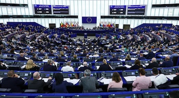 Imagen de archivo de los miembros del Parlamento votando durante una sesión plenaria en la sede de Estrasburgo, Francia, el 29 de abril de 2026. (EFE/EPA/RONALD WITTEK