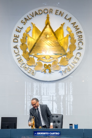 El presidente de la Asamblea Legislativa de El Salvador, Ernesto Castro, dirige la sesión plenaria bajo el escudo nacional, durante la aprobación de la prórroga número 51 del régimen de excepción (Cortesía Ernesto Castro).