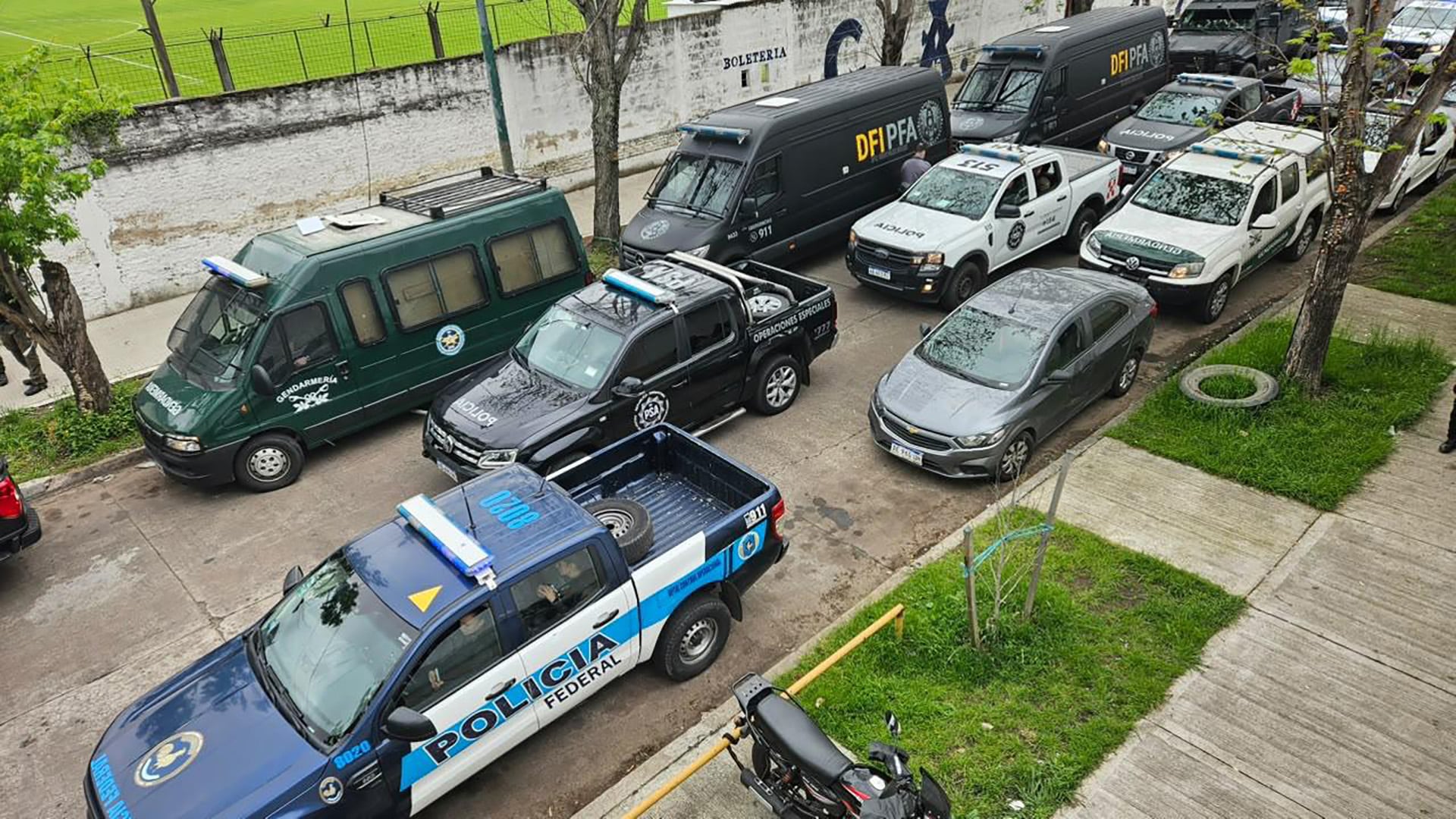 El amplio despliegue de móviles policiales involucrados en el traslado.