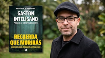 Un hombre con gorra negra y gafas sonríe a la cámara, con la portada de su libro 'Recuerda que Morirás' a su izquierda, ambientada en un bosque oscuro.