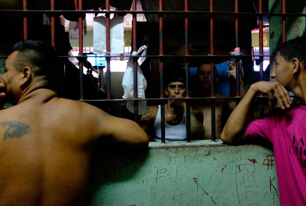 Gobierno de Laura Fernández endurece el régimen penitenciario: eliminarán televisores en celdas, prohibirán visitas íntimas entre reclusos y trasladarán a líderes criminales