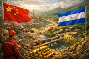 Hombre con casco rojo observa una mina de oro con banderas de China y Nicaragua, vehículos, maquinaria, edificios y lingotes de oro en un paisaje montañoso.