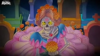 Ilustración de calavera con vestido rosa y azul, collar de perlas, tocado floral naranja, ojos brillantes y flor en manos, en cementerio con tumbas