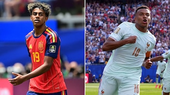 Imagen dividida de dos futbolistas. Izquierda: Lamine Yamal con camiseta roja de España, número 19. Derecha: Kylian Mbappé con camiseta celeste de Francia, número 10