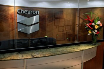 FOTO ARCHIVO: El logo de Chevron se ve en la oficina de la compañía en Caracas, Venezuela, el 25 de abril de 2018. REUTERS/Marco Bello/File Photo
