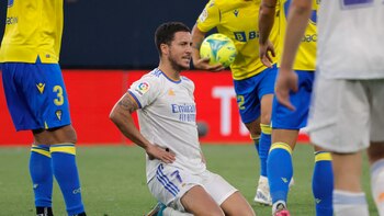 Así fue el brutal planchazo de Eden Hazard que le provocó una doble fractura a Carlos Akapo en Cádiz-Real Madrid