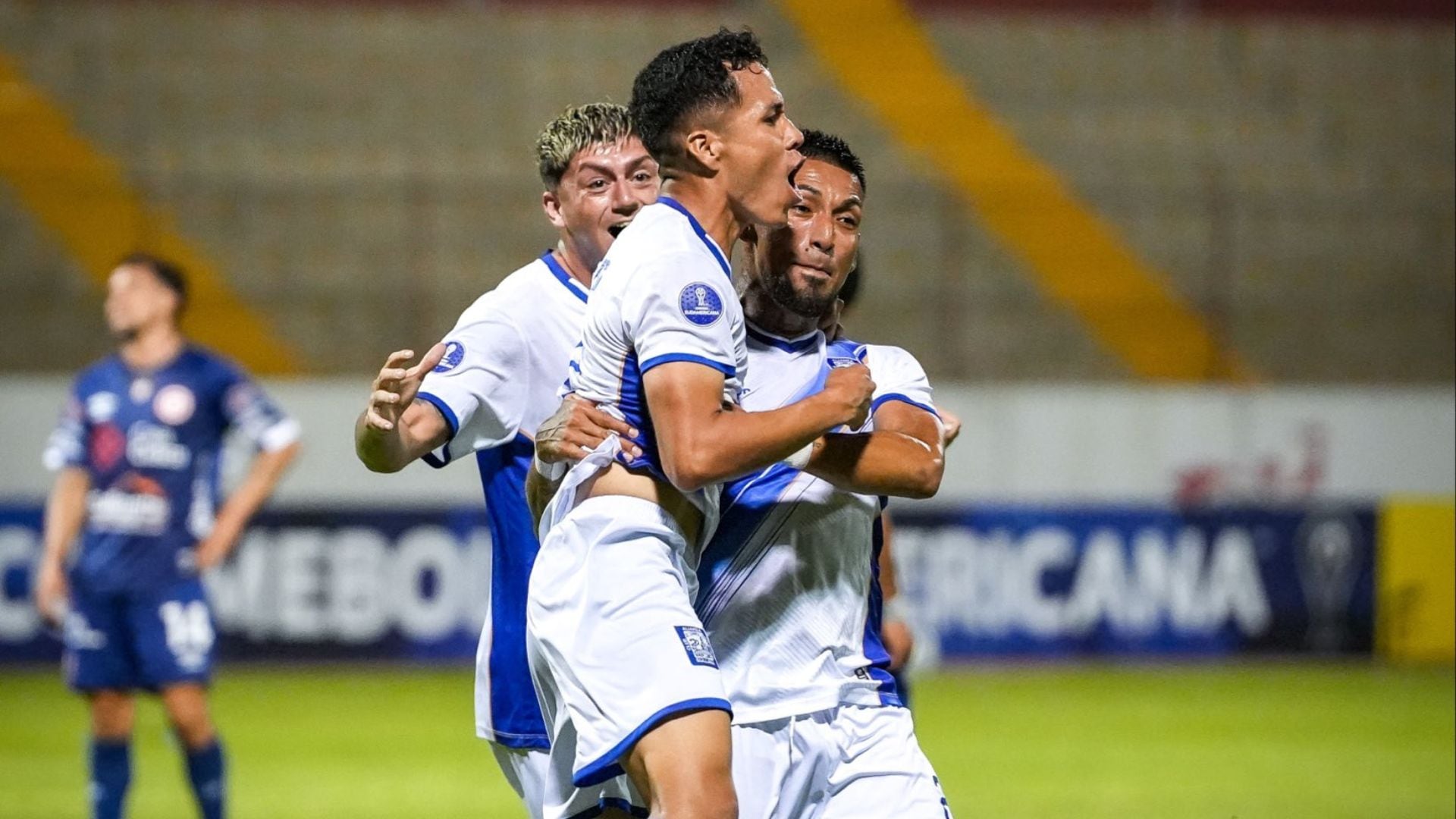Franchesco Flores gritando la diana inaugural de los suyos en Copa Sudamericana 2026. - Crédito: Alianza Atlético