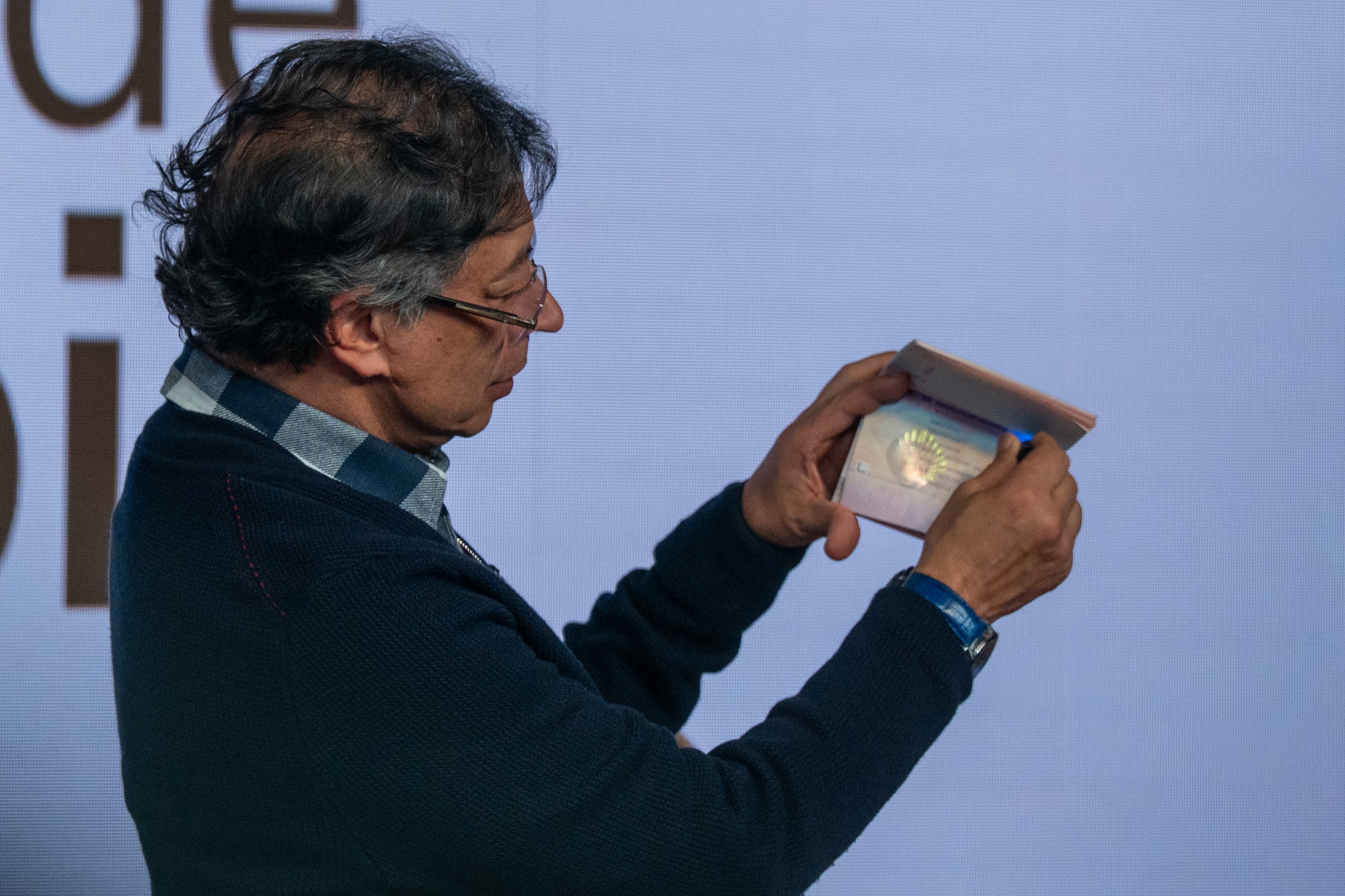 El presidente Gustavo Petro presentó el nuevo pasaporte colombiano con innovaciones tecnológicas y elementos de soberanía digital en la Casa de Nariño - crédito Presidencia de la República de Colombia