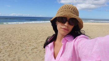 Con una camisa amplia y