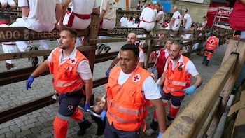 Trece heridos en el quinto encierro de los Sanfermines, uno de ellos con una cornada en la cara