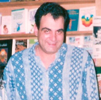 Sonriente en la redacción de