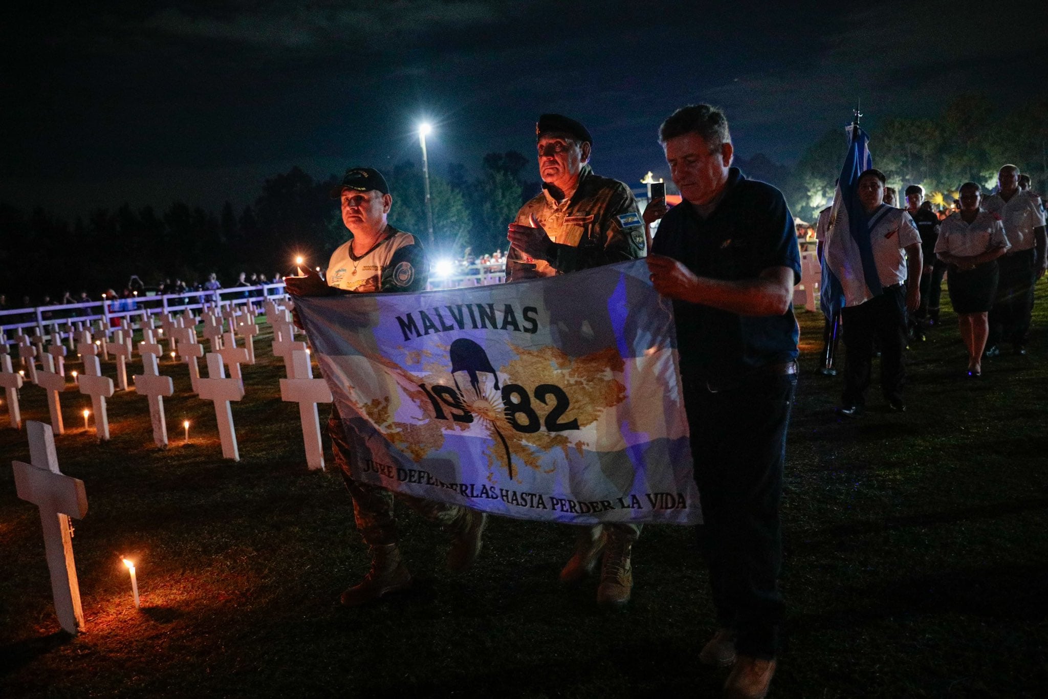 Los veteranos de Malvinas de Pilar durante la vigilia (X: @FedericoAchaval)