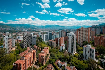 El barrio El Poblado se ha transformado en el epicentro del trabajo remoto en Medellín, con numerosos coworkings y una comunidad internacional en expansión - crédito Alcaldía de Medellín