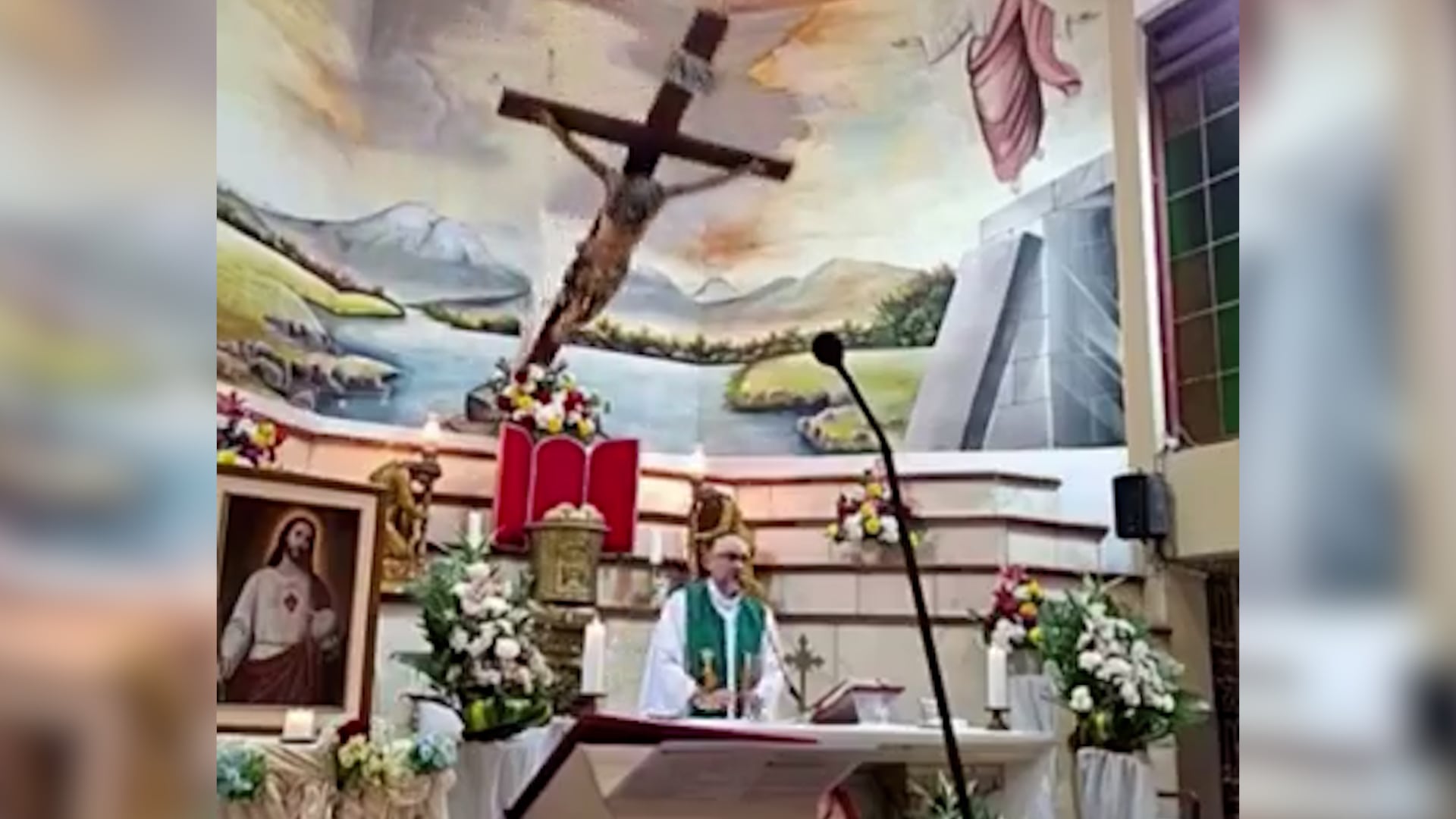 Tragedia en Ecuador: un sacerdote murió aplastado por una cruz mientras daba misa en Guayaquil