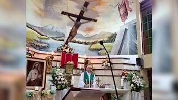 Tragedia en Ecuador: un sacerdote murió aplastado por una cruz mientras daba misa en Guayaquil