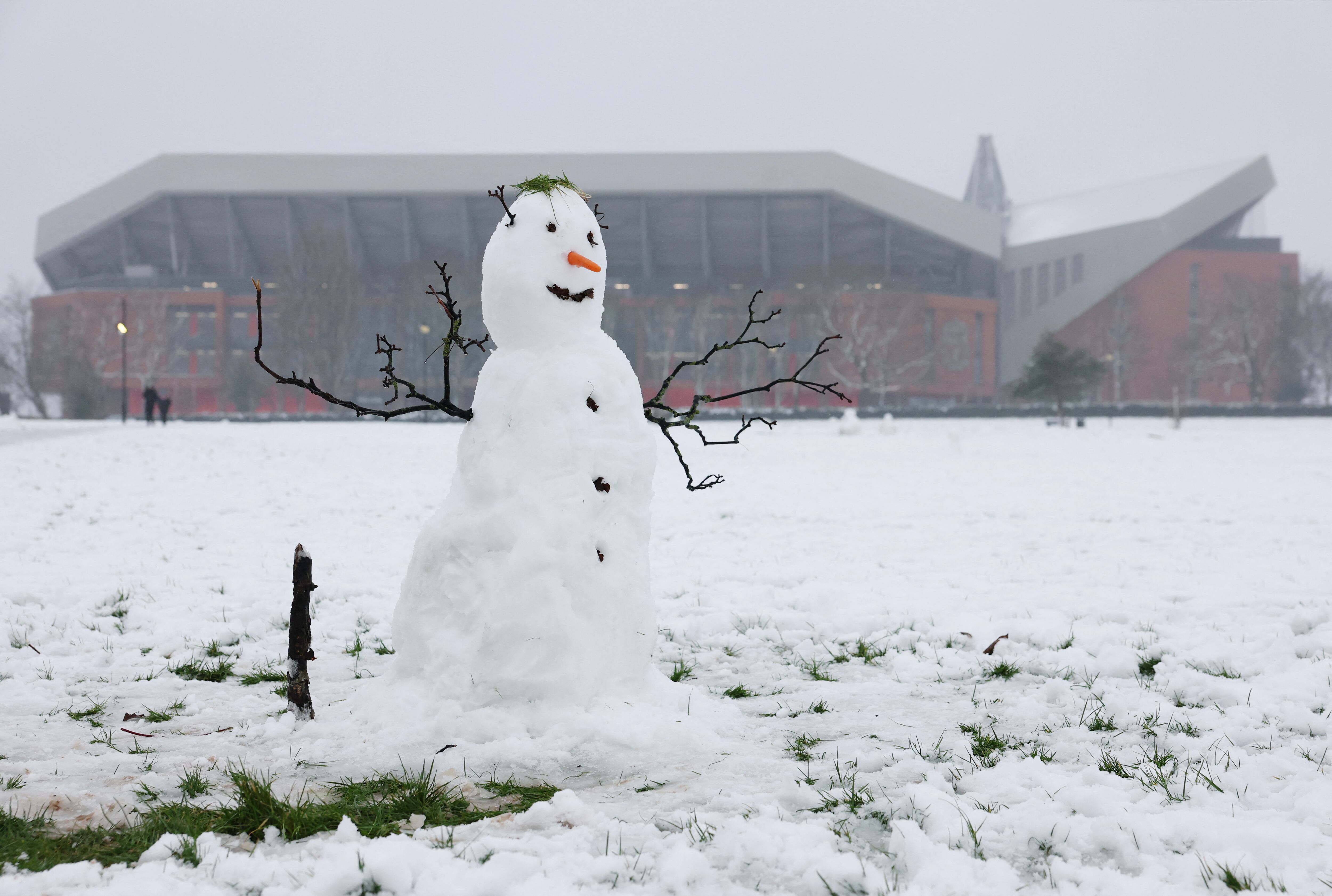 Imagen de las afueras del estadio Anfield Road, donde oficia de local el Liverpool, tras la fuerte nevada en la mañana inglesa del domingo 5 de enero - crédito Phil Noble/REUTERS