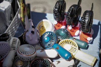 Ventiladores de mano en un