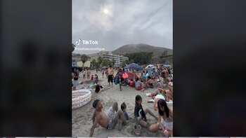 La playa de Ancón estaba llena de gente y para colmo, el solo no salió en todo su esplendor. (Captura: TikTok / sashaeuscatigue)