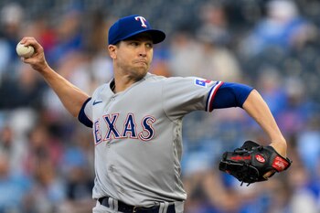 Jacob deGrom, abridor de los Rangers de Texas, lanza frente a un bateador de los Reales de Kansas City durante la primera entrada del juego de béisbol, el lunes 17 de abril de 2023, en Kansas City, Missouri. DeGrom salió del juego con una molestia en la muñeca derecha, como medida precautoria. (AP Photo/Reed Hoffmann)