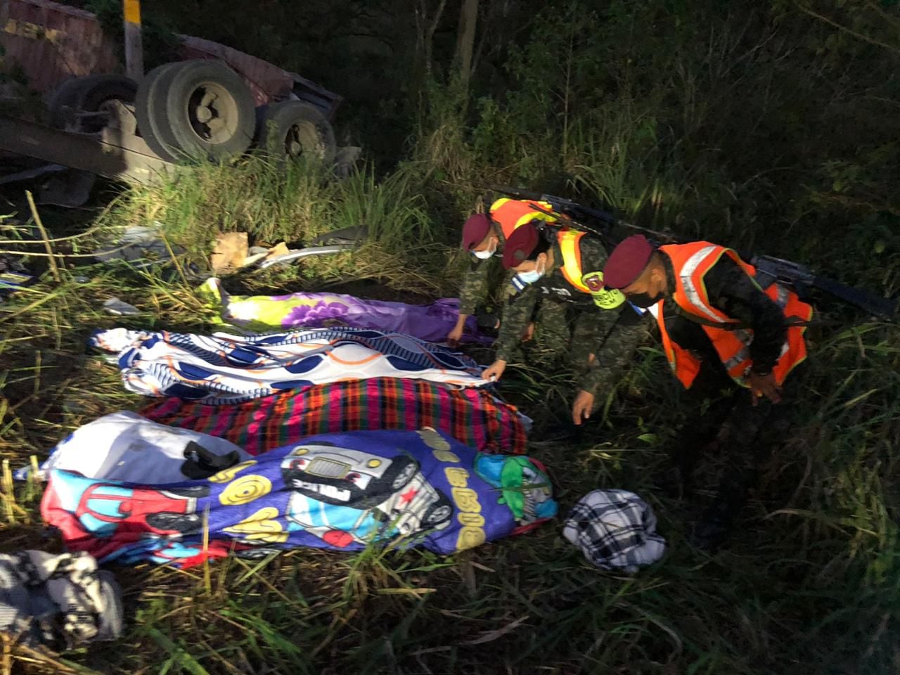 El derrame de químicos elevó el nivel de riesgo en el sitio del siniestro. Equipos de rescate utilizaron herramientas especiales para liberar a las víctimas. (Foto: Redes sociales)