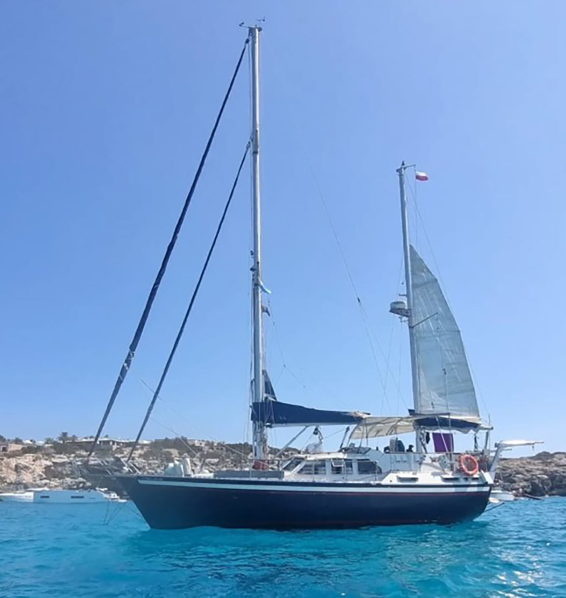 Ítaca, el velero adquirido en Palma de Mallorca, se convirtió en su hogar y laboratorio de vida.