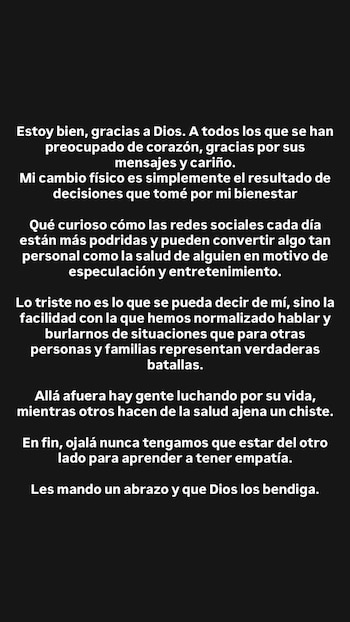 Texto de color blanco distribuido en varios párrafos sobre un fondo completamente negro en una captura de pantalla
