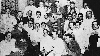 Visitas a los vestuarios y recitales privados: la aventura de Carlos Gardel en el primer mundial de fútbol, a 91 años de su muerte