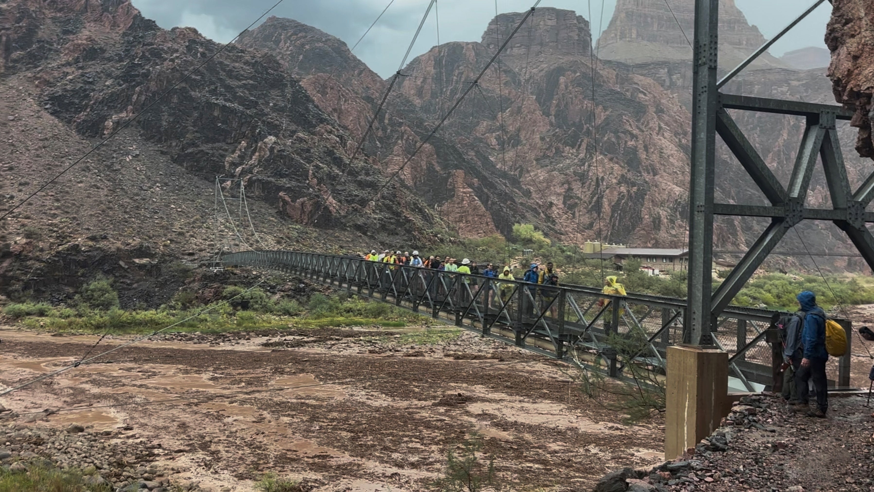 La inundación en Bright Angel Canyon arrastró rocas y escombros, ensanchó Bright Angel Creek y destruyó casi todos los puentes peatonales del arroyo (Wieke De Boer/via REUTERS)