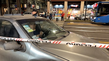 “Tomé de más”: un hombre chocó contra el Metrobús y se atrincheró en su auto para no hacerse el test de alcoholemia