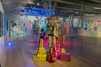 Al frente el traje que