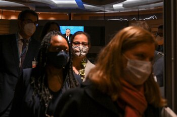 Los embajadores y diplomáticos abandonan