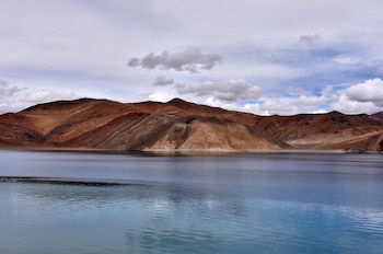 La región de Ladakh atrae turistas por sus lagos de color azul profundo y monasterios históricos ubicados en acantilados (REUTERS/Mukesh Gupta/File Photo)