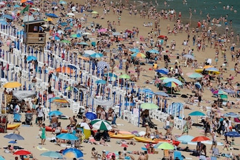 Bañistas el domingo en la playa de la Concha de San Sebastián. (Juan Herrero/EFE