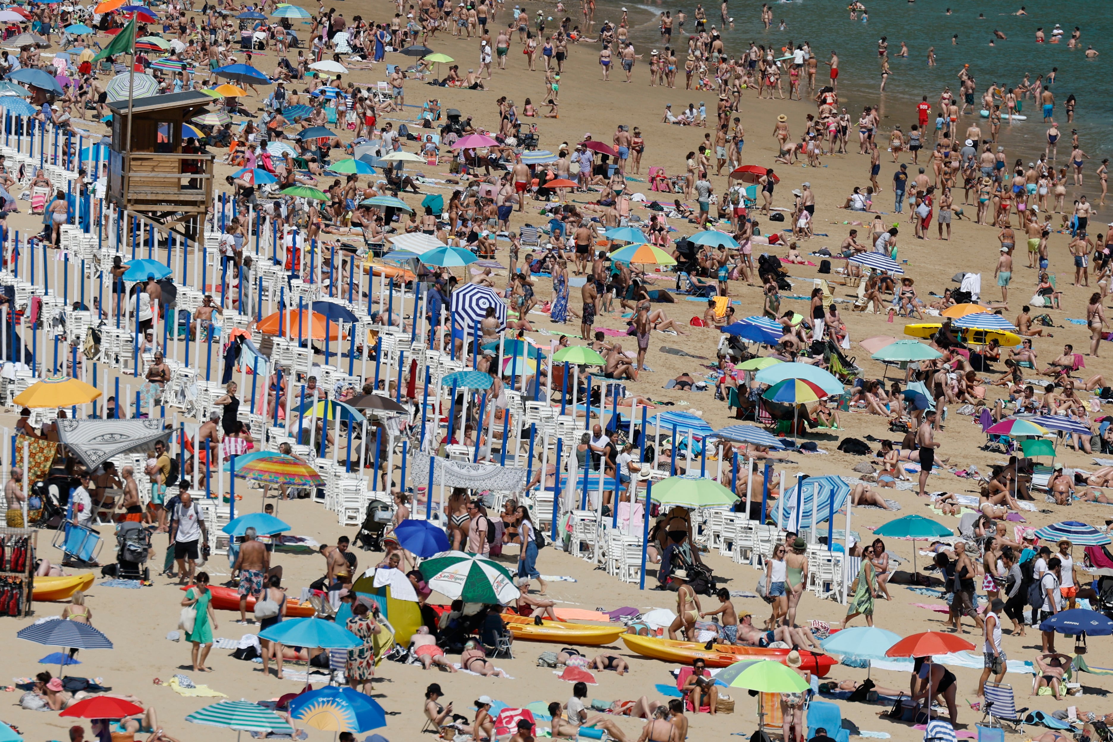 Bañistas el domingo en la playa de la Concha de San Sebastián. (Juan Herrero/EFE