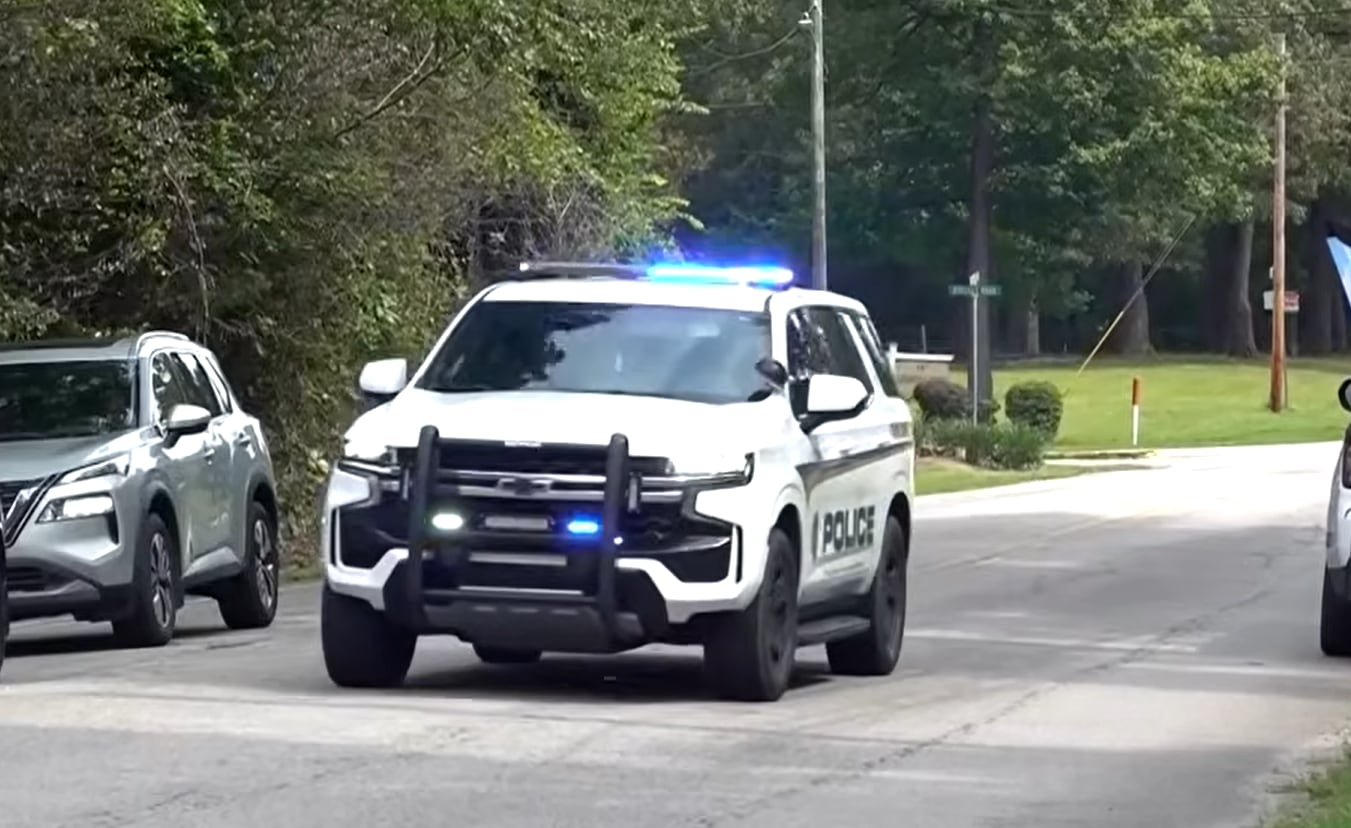 David Dymock acudió como refuerzo, reportó por radio que los oficiales habían sido alcanzados por disparos y quedó hospitalizado en condición estable (WLTX)